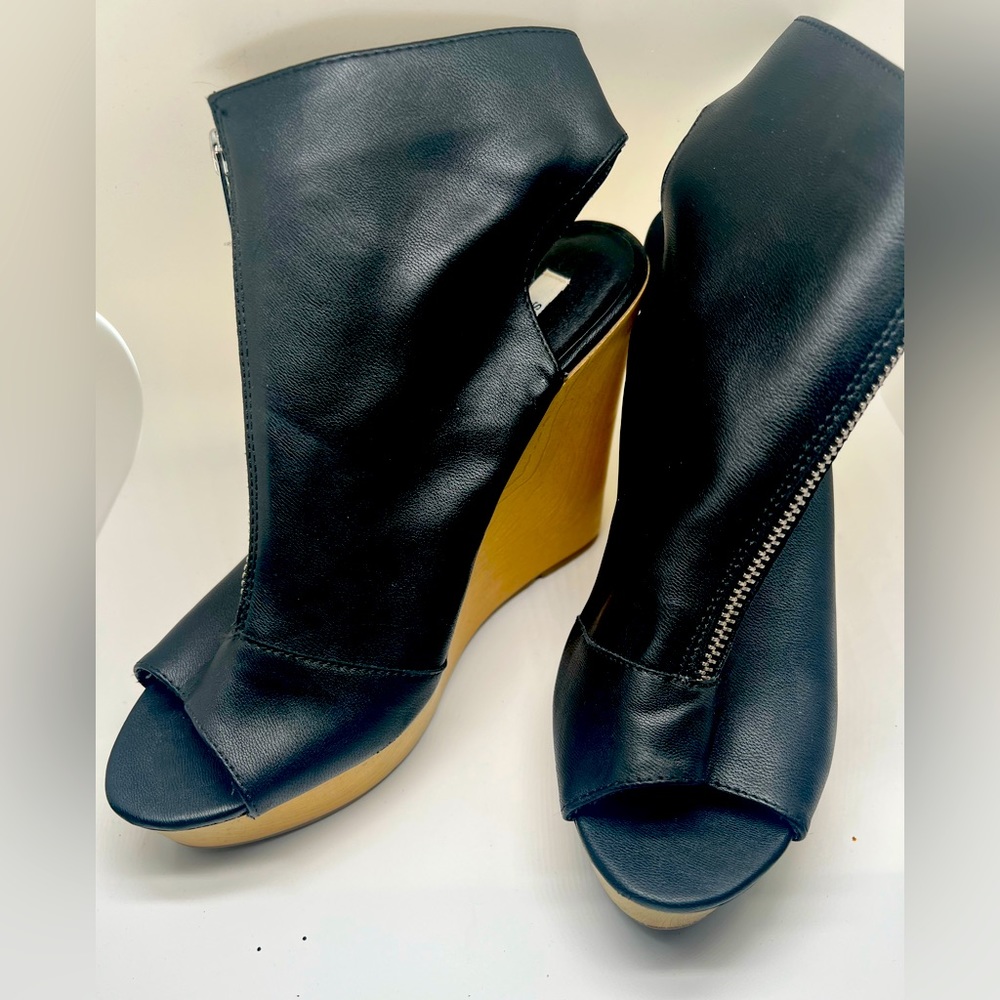 Vera Wang SIMPLY VERA 4” wedge open toe booties